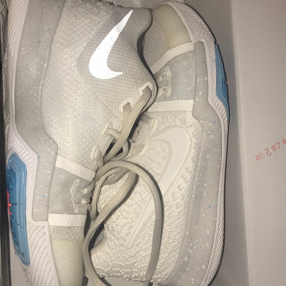Basketball shoes